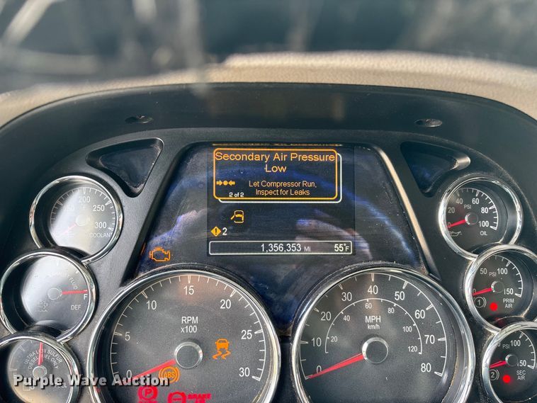 image for item FG0004 2015 Peterbilt 579 semi truck