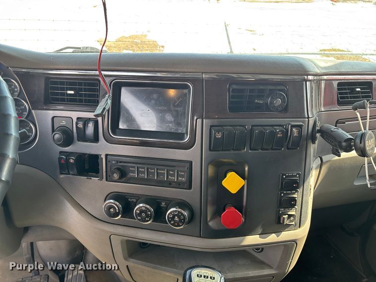 image for item FG0004 2015 Peterbilt 579 semi truck