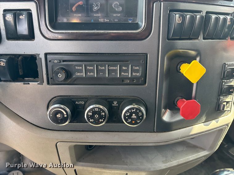 image for item FG0004 2015 Peterbilt 579 semi truck