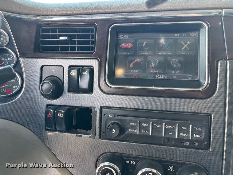 image for item FG0004 2015 Peterbilt 579 semi truck