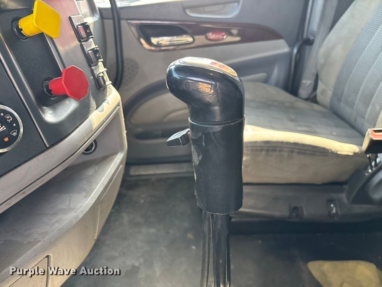 image for item FG0004 2015 Peterbilt 579 semi truck