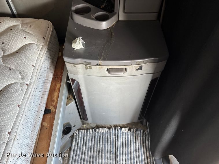 image for item FG0004 2015 Peterbilt 579 semi truck