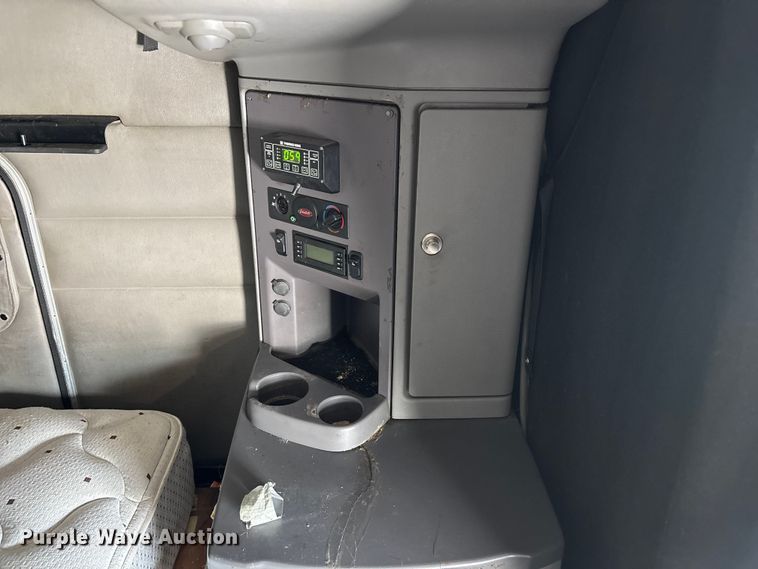 image for item FG0004 2015 Peterbilt 579 semi truck