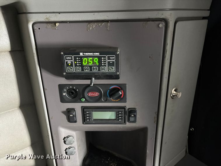 image for item FG0004 2015 Peterbilt 579 semi truck