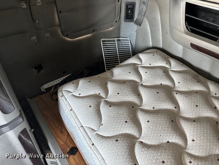 image for item FG0004 2015 Peterbilt 579 semi truck