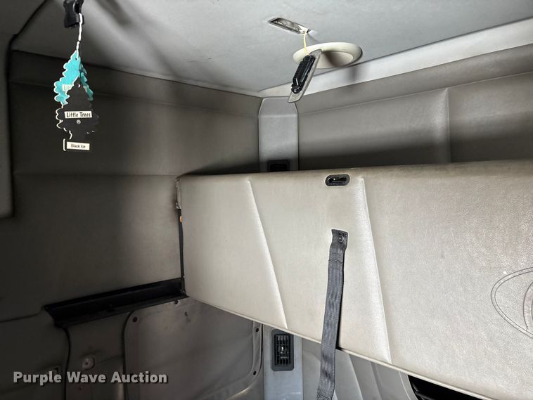 image for item FG0004 2015 Peterbilt 579 semi truck