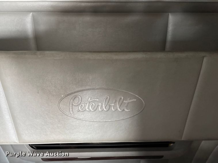 image for item FG0004 2015 Peterbilt 579 semi truck