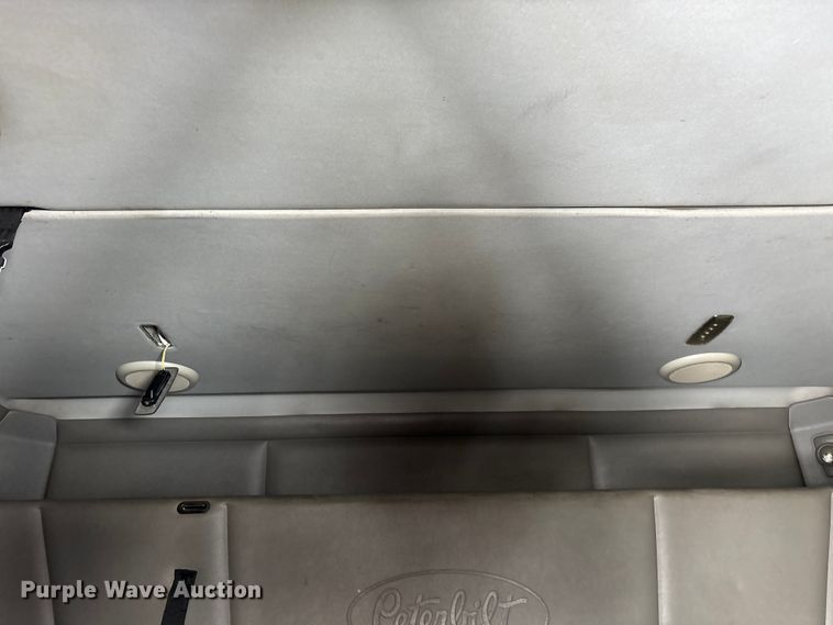 image for item FG0004 2015 Peterbilt 579 semi truck