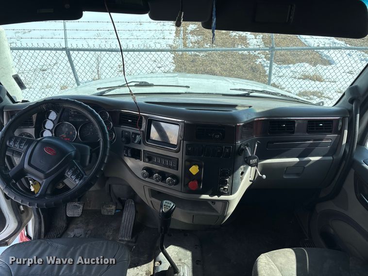 image for item FG0004 2015 Peterbilt 579 semi truck