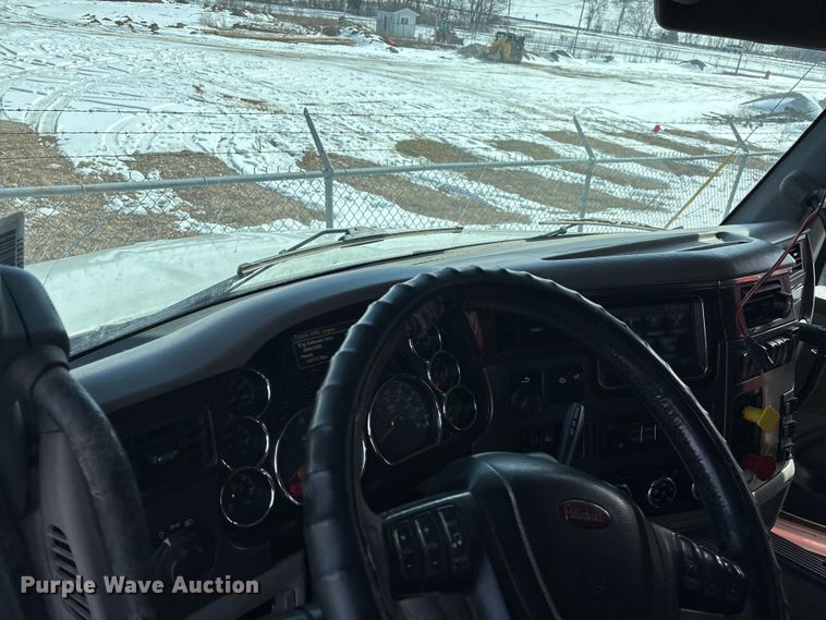 image for item FG0004 2015 Peterbilt 579 semi truck