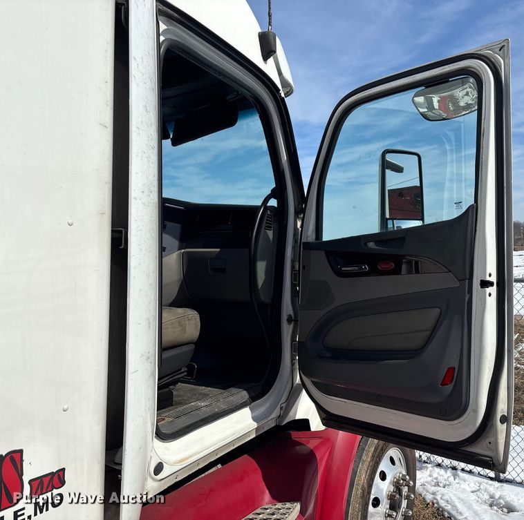 image for item FG0004 2015 Peterbilt 579 semi truck