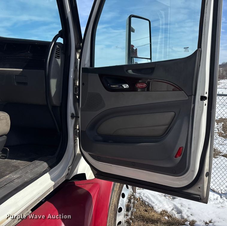 image for item FG0004 2015 Peterbilt 579 semi truck