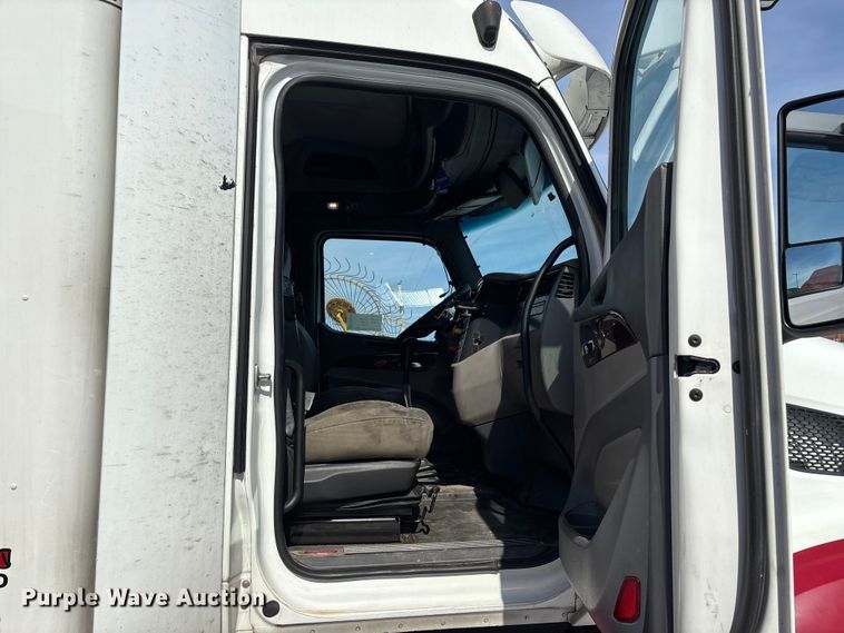 image for item FG0004 2015 Peterbilt 579 semi truck