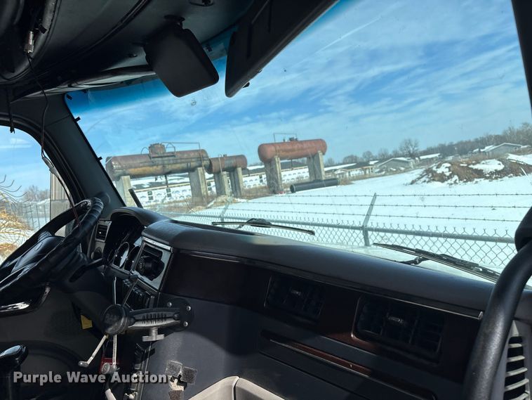 image for item FG0004 2015 Peterbilt 579 semi truck