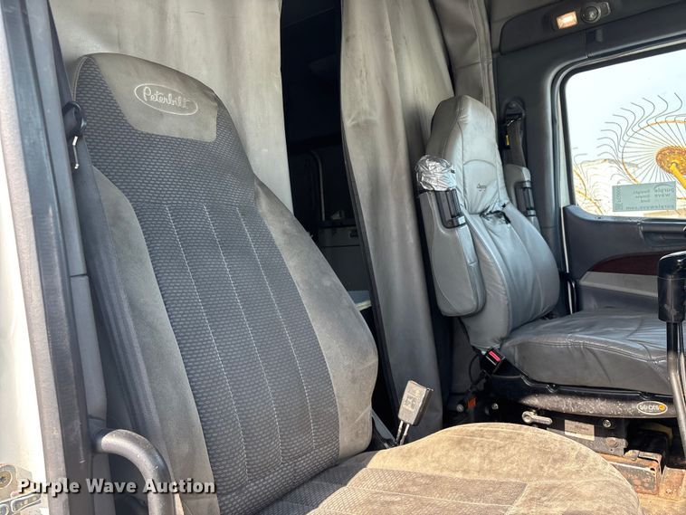 image for item FG0004 2015 Peterbilt 579 semi truck