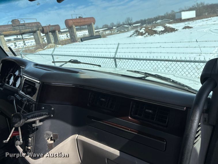 image for item FG0004 2015 Peterbilt 579 semi truck