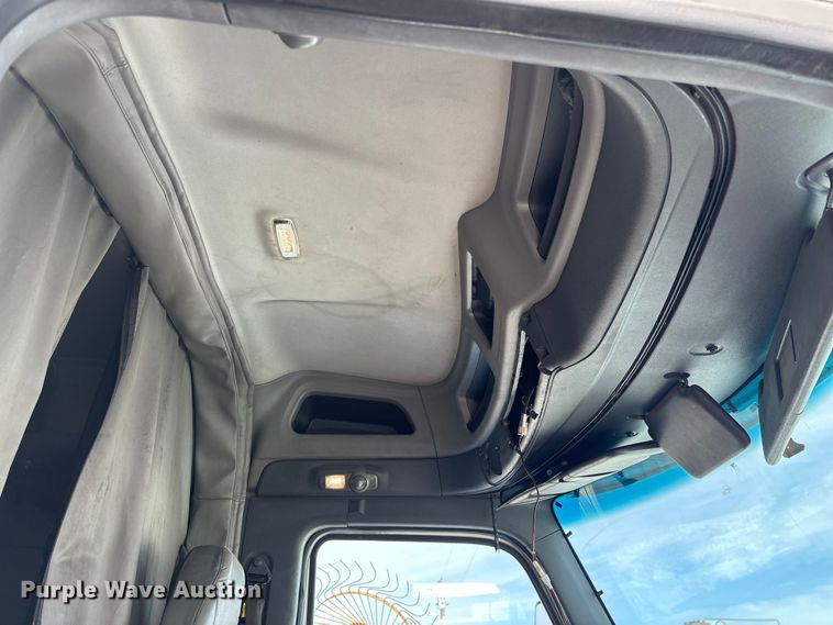 image for item FG0004 2015 Peterbilt 579 semi truck