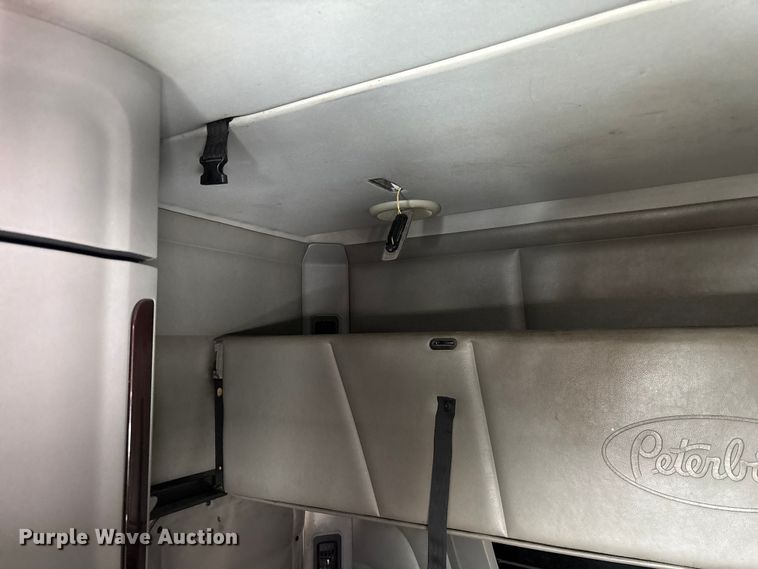 image for item FG0004 2015 Peterbilt 579 semi truck