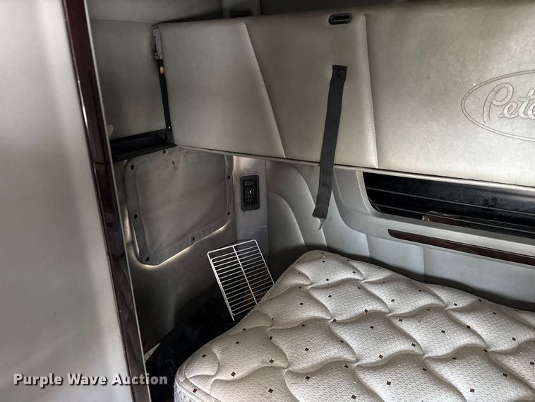 image for item FG0004 2015 Peterbilt 579 semi truck