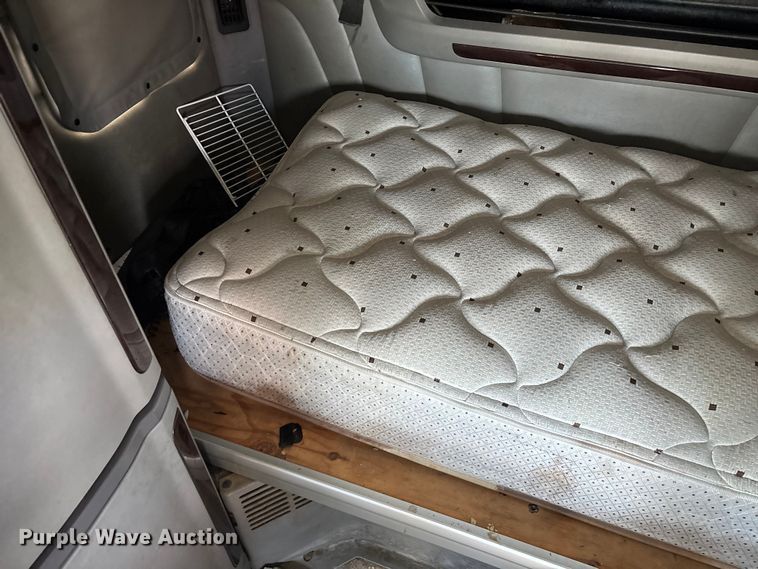 image for item FG0004 2015 Peterbilt 579 semi truck