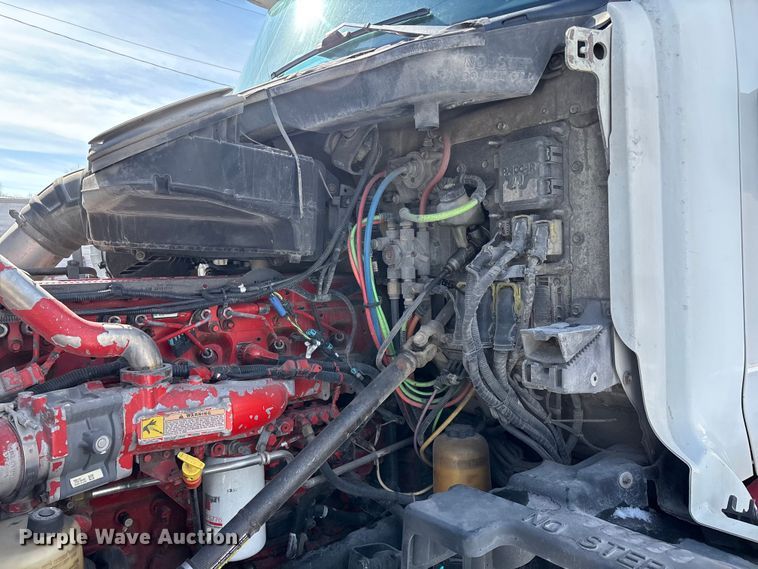 image for item FG0004 2015 Peterbilt 579 semi truck