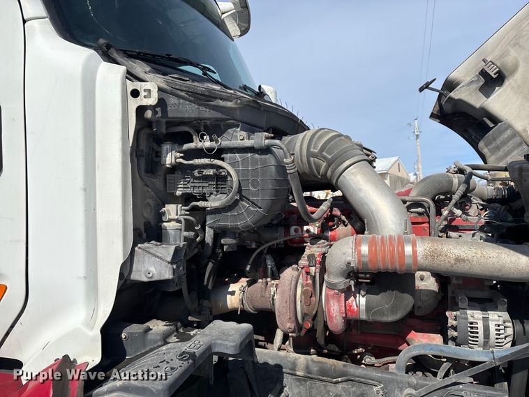 image for item FG0004 2015 Peterbilt 579 semi truck