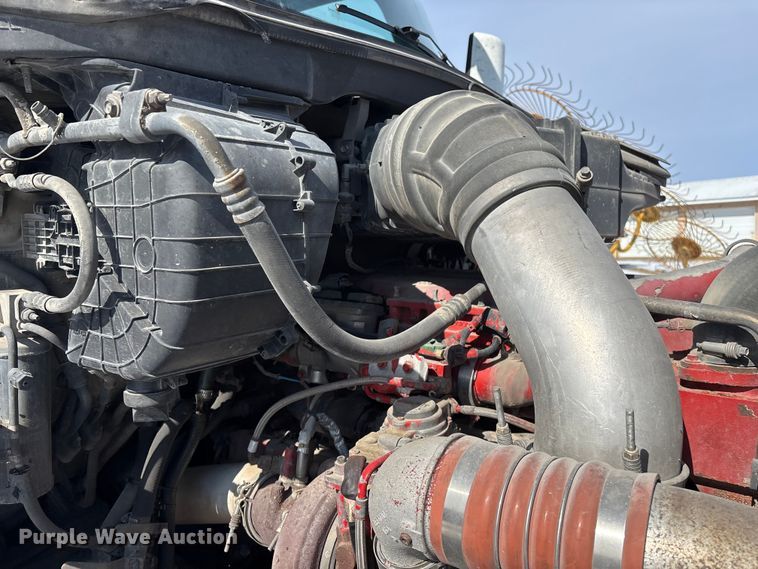 image for item FG0004 2015 Peterbilt 579 semi truck