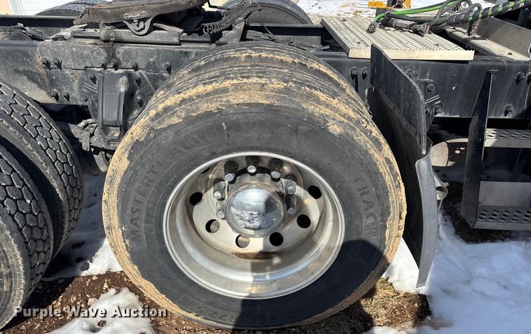 image for item FG0004 2015 Peterbilt 579 semi truck