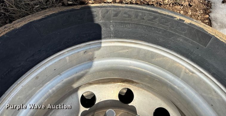 image for item FG0004 2015 Peterbilt 579 semi truck