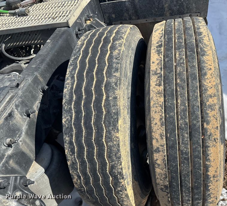 image for item FG0004 2015 Peterbilt 579 semi truck