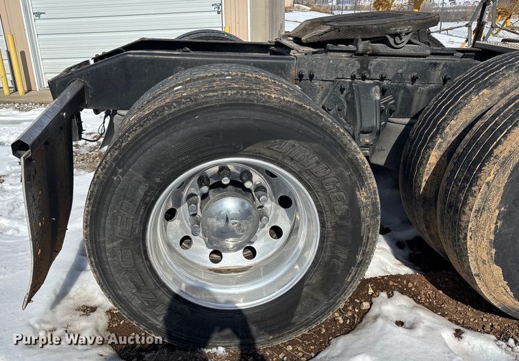 image for item FG0004 2015 Peterbilt 579 semi truck