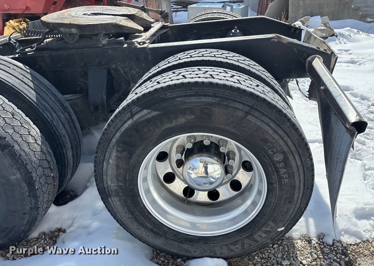 image for item FG0004 2015 Peterbilt 579 semi truck