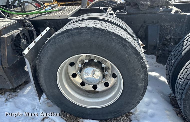 image for item FG0004 2015 Peterbilt 579 semi truck