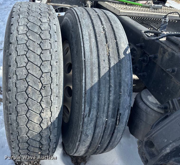 image for item FG0004 2015 Peterbilt 579 semi truck