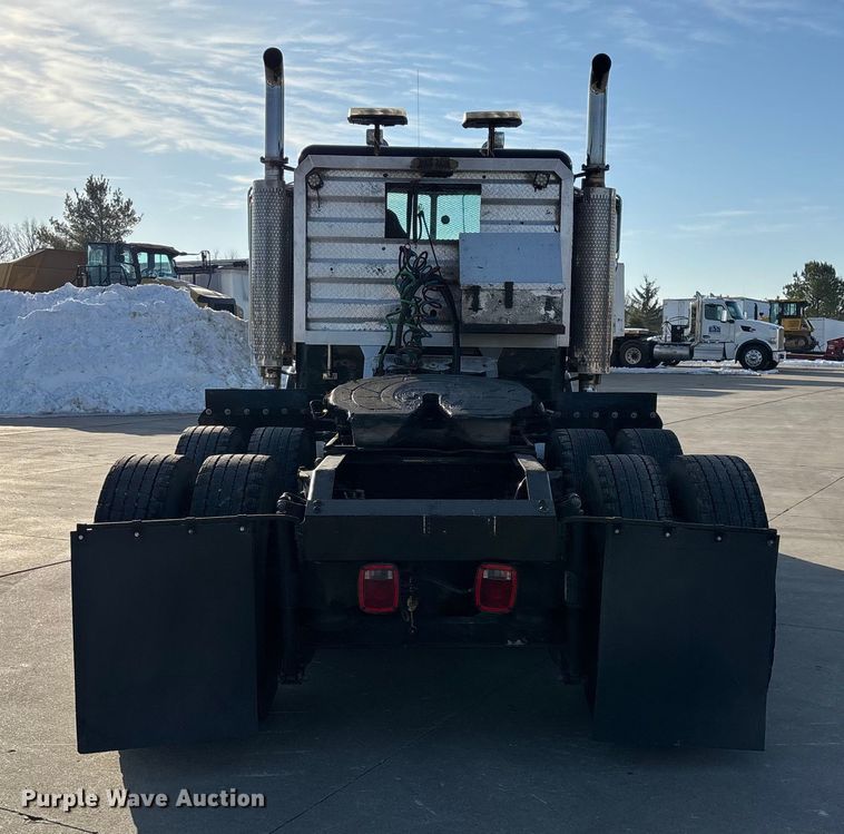 image for item FG0057 2005 Peterbilt 378 semi truck