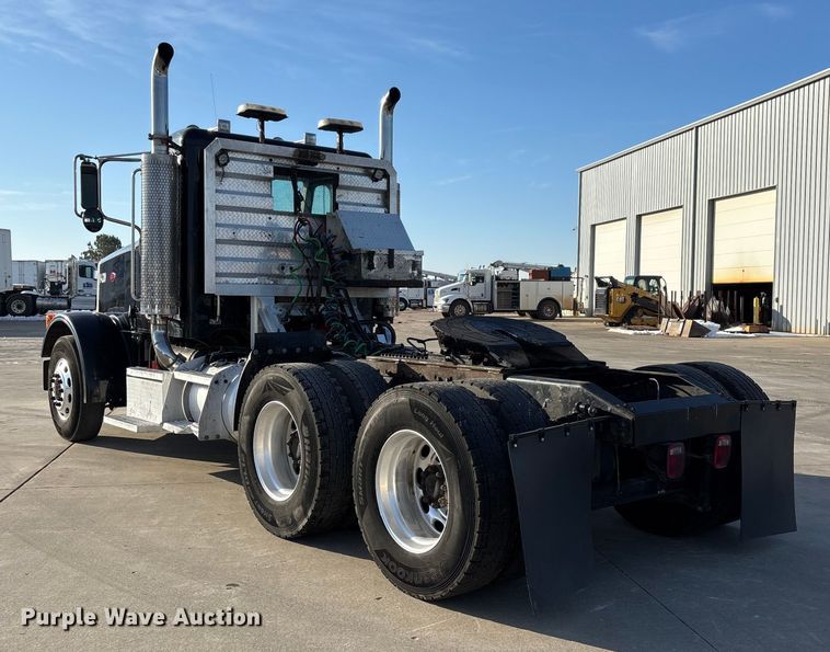 image for item FG0057 2005 Peterbilt 378 semi truck
