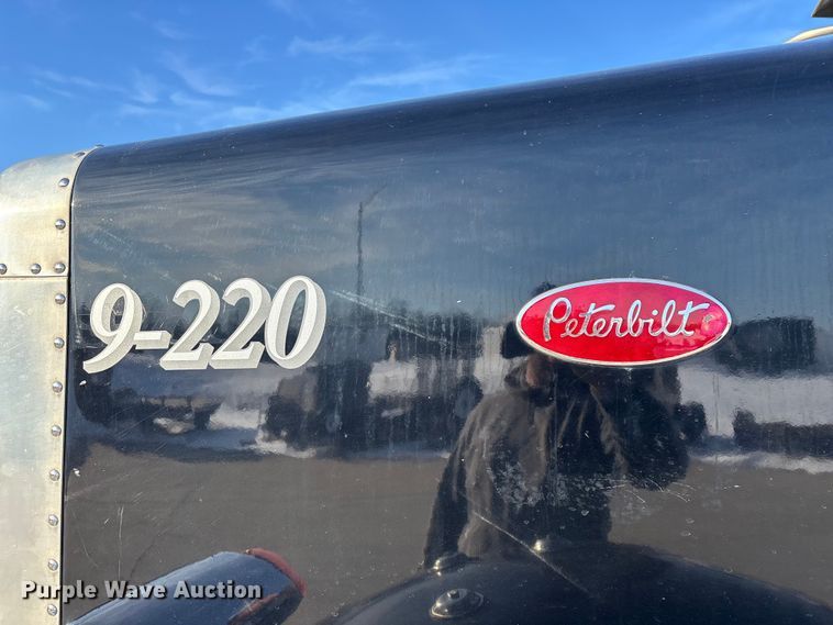 image for item FG0057 2005 Peterbilt 378 semi truck