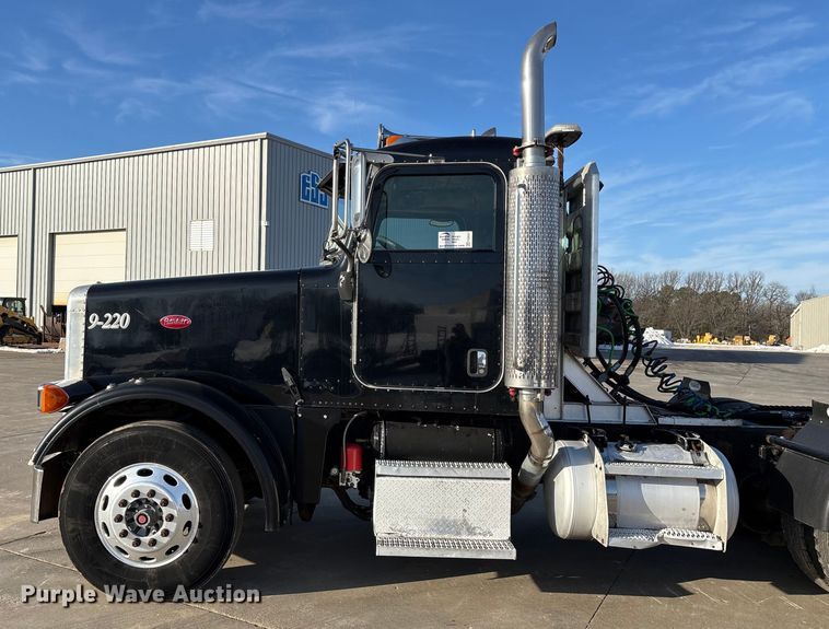 image for item FG0057 2005 Peterbilt 378 semi truck