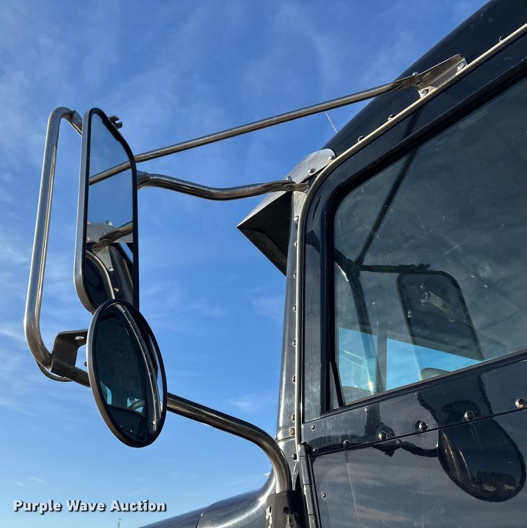 image for item FG0057 2005 Peterbilt 378 semi truck