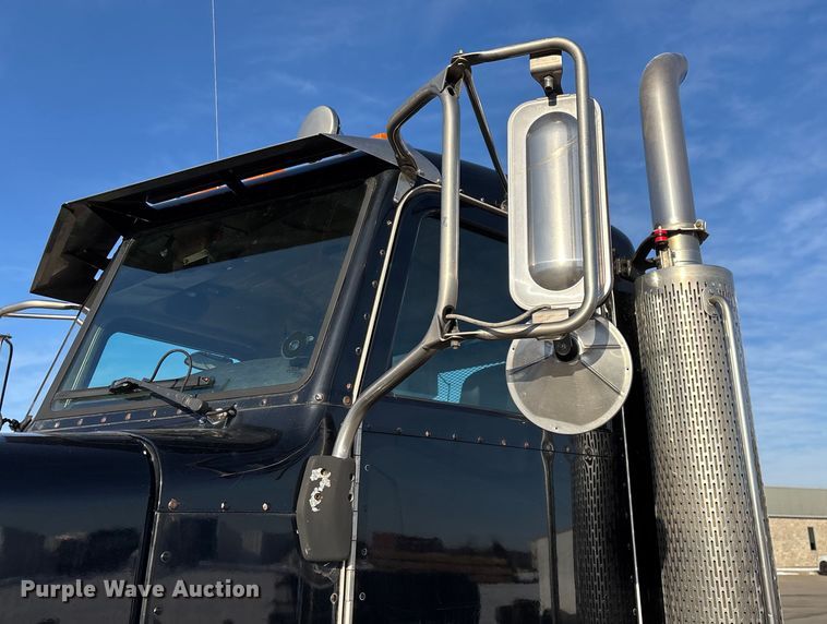 image for item FG0057 2005 Peterbilt 378 semi truck