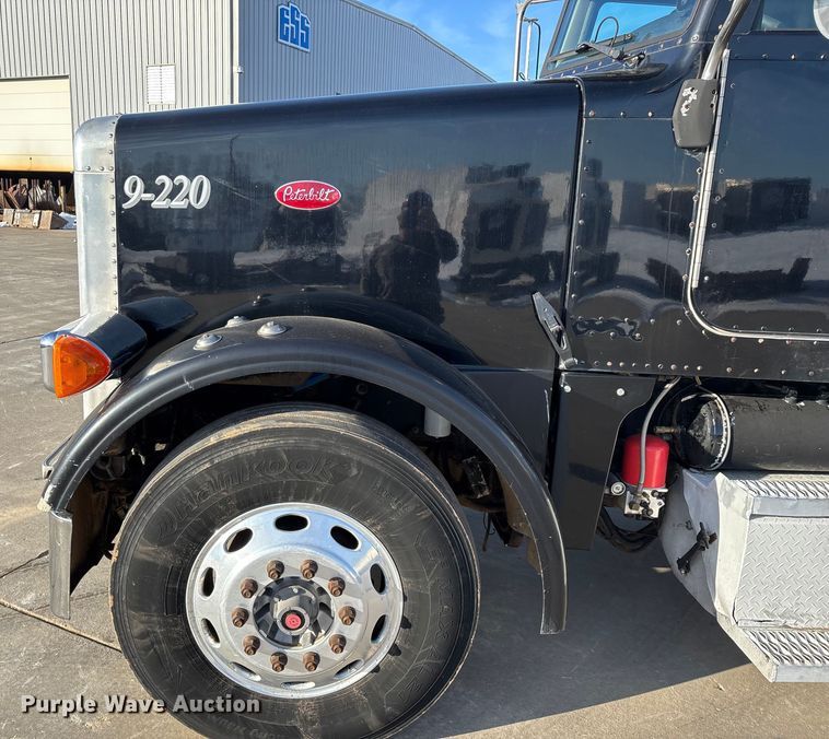 image for item FG0057 2005 Peterbilt 378 semi truck