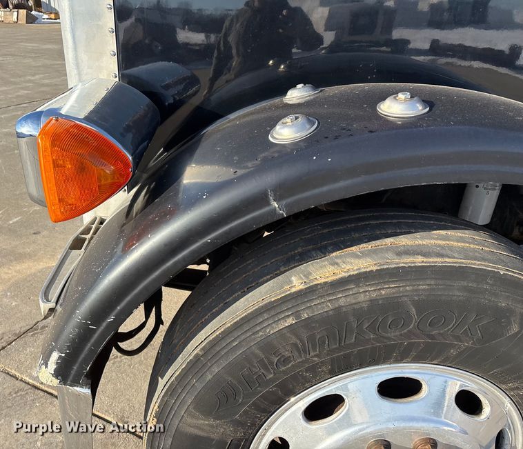 image for item FG0057 2005 Peterbilt 378 semi truck