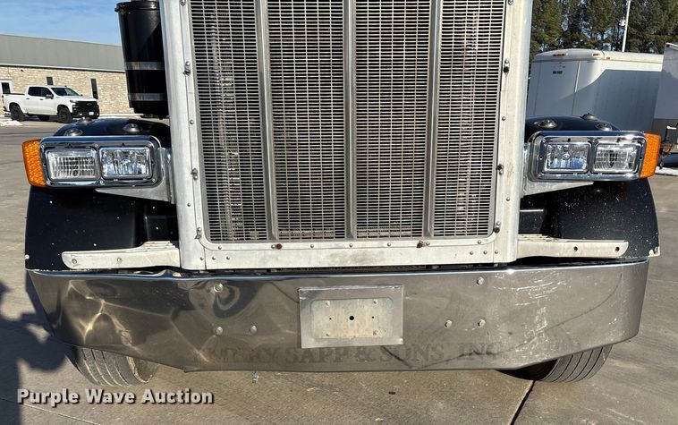 image for item FG0057 2005 Peterbilt 378 semi truck