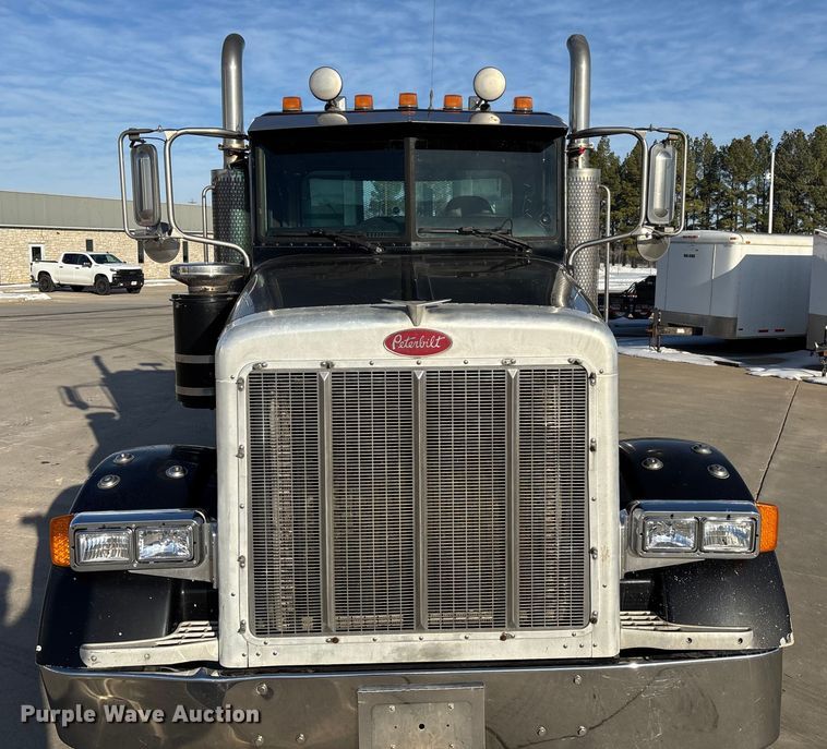 image for item FG0057 2005 Peterbilt 378 semi truck
