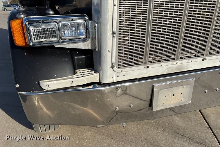 image for item FG0057 2005 Peterbilt 378 semi truck