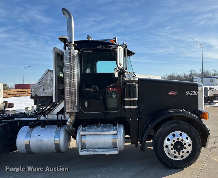 image for item FG0057 2005 Peterbilt 378 semi truck