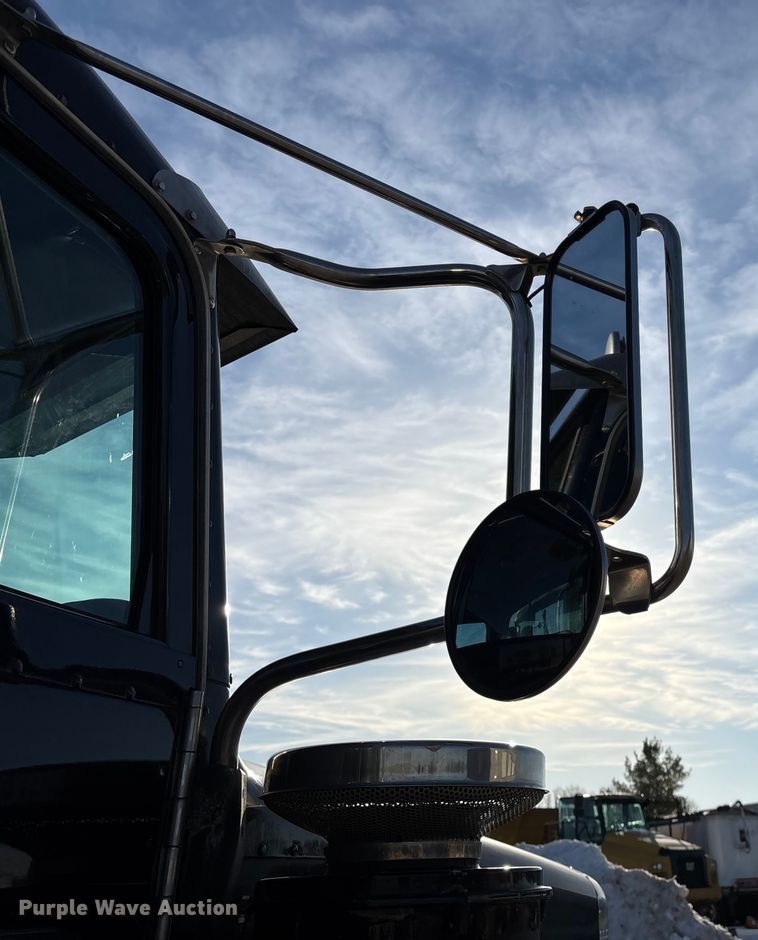 image for item FG0057 2005 Peterbilt 378 semi truck