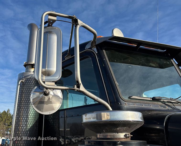 image for item FG0057 2005 Peterbilt 378 semi truck