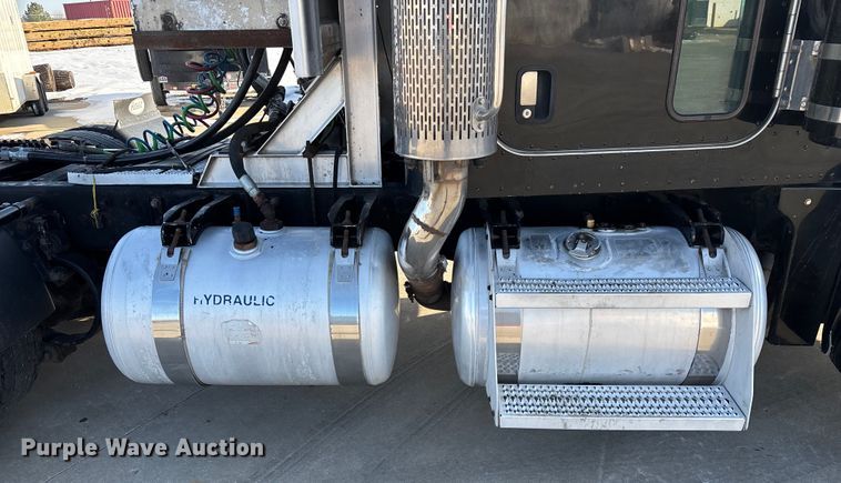 image for item FG0057 2005 Peterbilt 378 semi truck