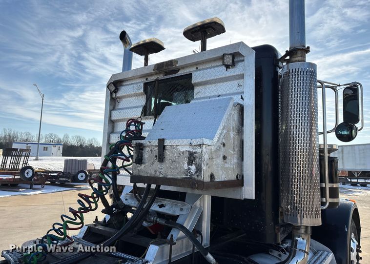 image for item FG0057 2005 Peterbilt 378 semi truck